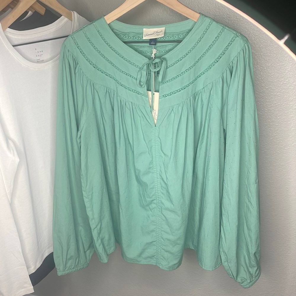 Universal Thread Green Top